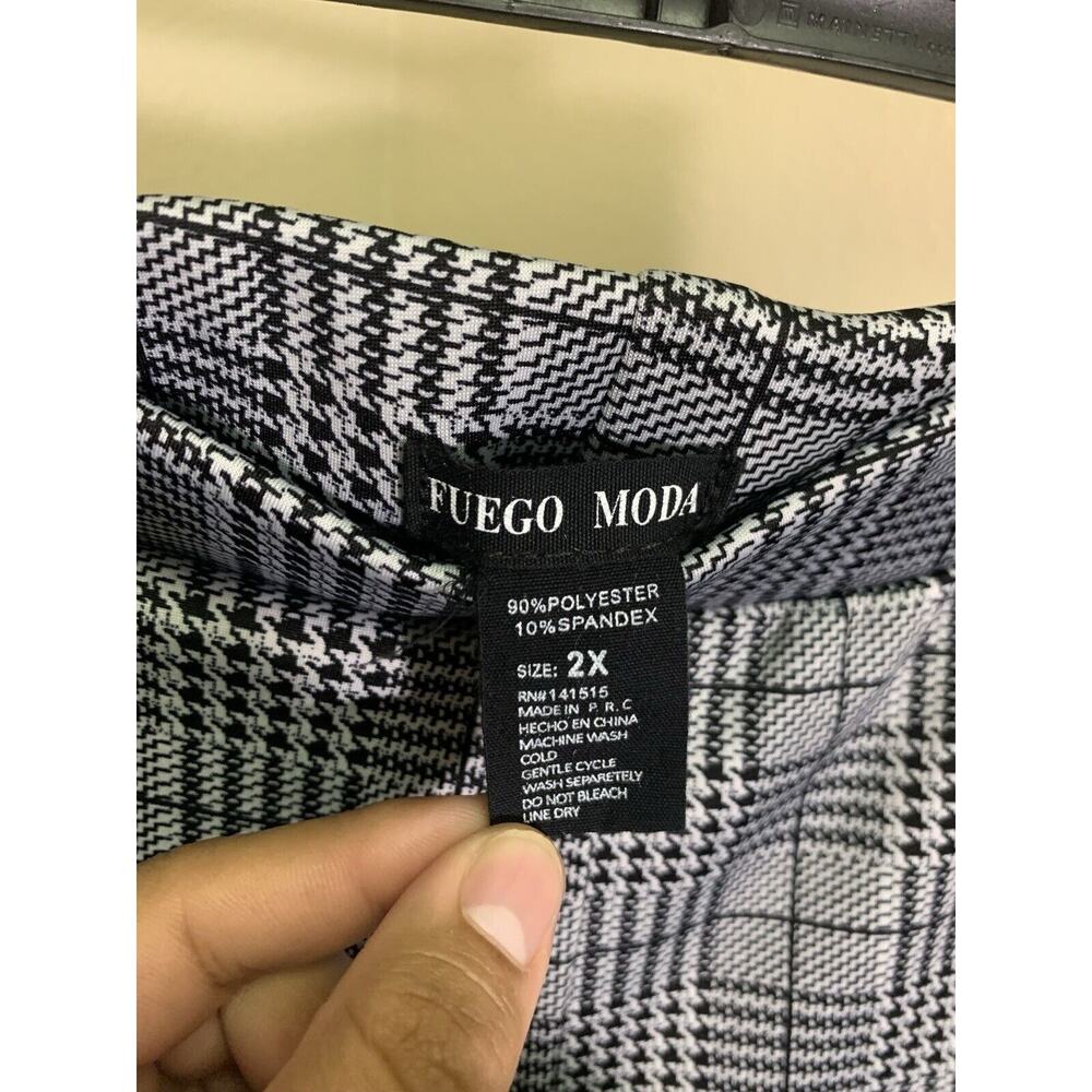Fuego Moda Women’s Houndstooth Gray & Black Stretch Pants 2X - Picture 2 of 3